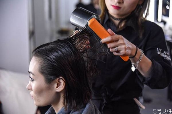 怎么用吹風(fēng)機(jī)吹造型 如何使用吹風(fēng)機(jī) 怎么用吹風(fēng)機(jī)吹造型 如何使用吹風(fēng)機(jī)