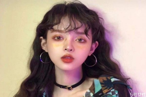 燙過的頭發(fā)能用梳子梳嗎 燙卷的頭發(fā)用梳子梳直了怎么辦 燙過的頭發(fā)能用梳子梳嗎 燙卷的頭發(fā)用梳子梳直了怎么辦