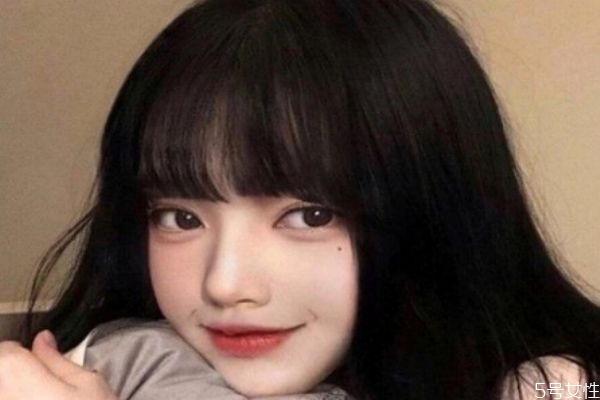 頭頂油膩發(fā)尾干燥怎么辦 頭發(fā)出油要注意什么 頭頂油膩發(fā)尾干燥怎么辦 頭發(fā)出油要注意什么