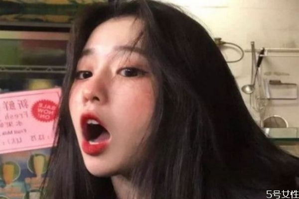 染頭發(fā)和燙頭發(fā)哪個傷 同時燙染頭發(fā)傷害大嗎 染頭發(fā)和燙頭發(fā)哪個傷 同時燙染頭發(fā)傷害大嗎