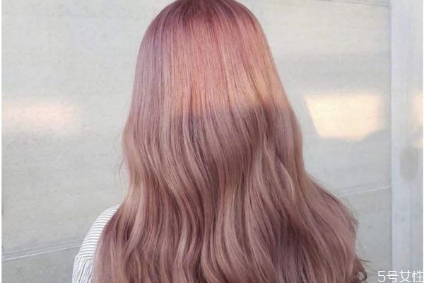 紫色頭發(fā)一定要用冷水洗嗎 冷水洗發(fā)不掉色 紫色頭發(fā)一定要用冷水洗嗎 冷水洗發(fā)不掉色