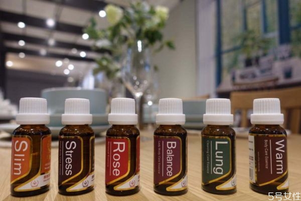 檸檬草精油有什么護膚功效 檸檬草精油對皮膚的作用 檸檬草精油有什么護膚功效 檸檬草精油對皮膚的作用