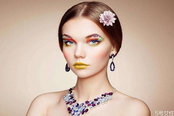 劣質(zhì)化妝品會帶來哪些皮膚病 劣質(zhì)化妝品的危害 劣質(zhì)化妝品會帶來哪些皮膚病 劣質(zhì)化妝品的危害