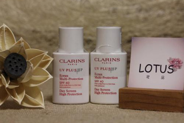 嬌韻詩清透美白防曬乳敏感肌能用嗎 嬌韻詩清透美白防曬乳有幾個色號 嬌韻詩清透美白防曬乳敏感肌能用嗎 嬌韻詩清透美白防曬乳有幾個色號