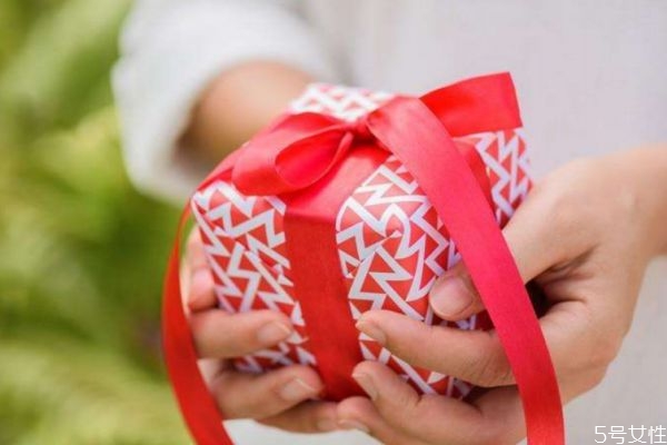 女朋友生氣可以送什禮物 什么禮物適合給生氣的女朋友 女朋友生氣可以送什禮物 什么禮物適合給生氣的女朋友