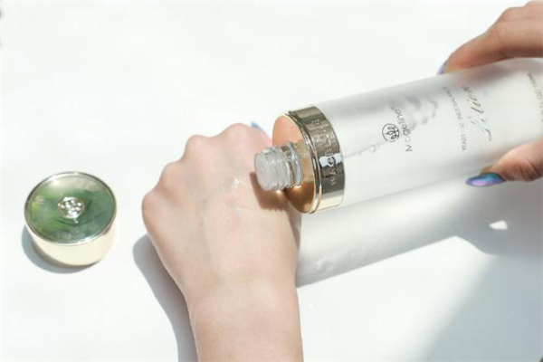 麥吉麗酵母平衡水敏感肌能用嗎 麥吉麗酵母平衡水和舊版區(qū)別 麥吉麗酵母平衡水敏感肌能用嗎 麥吉麗酵母平衡水和舊版區(qū)別