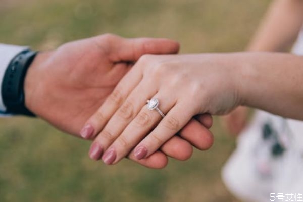 主動挽回男友的正確方法 想挽回男人要戳中他兩個(gè)痛點(diǎn) 主動挽回男友的正確方法 想挽回男人要戳中他兩個(gè)痛點(diǎn)