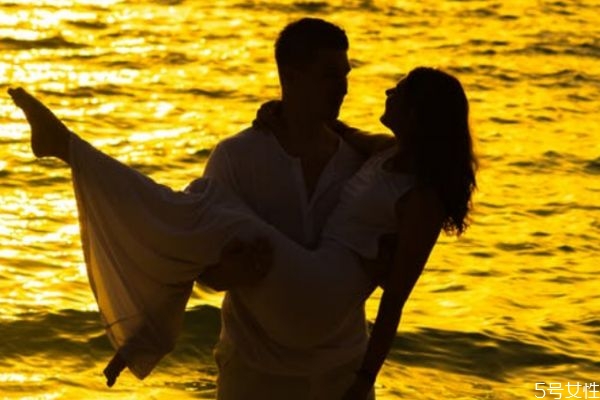 主動挽回男友的正確方法 想挽回男人要戳中他兩個(gè)痛點(diǎn) 主動挽回男友的正確方法 想挽回男人要戳中他兩個(gè)痛點(diǎn)