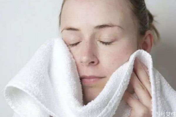 啤酒洗臉的副作用 啤酒洗臉的注意事項(xiàng) 啤酒洗臉的副作用 啤酒洗臉的注意事項(xiàng)