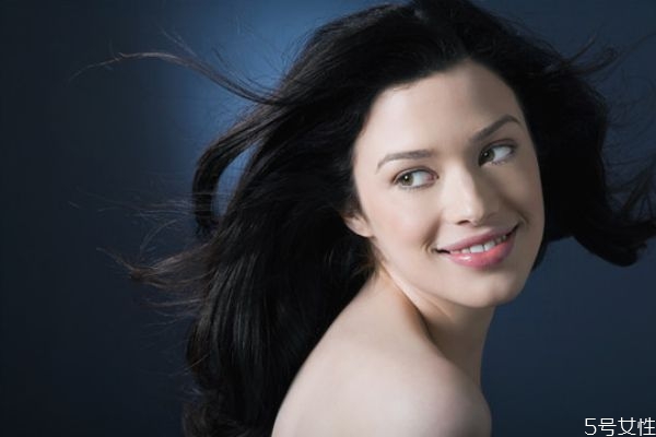 染發(fā)后頭發(fā)用什么發(fā)膜 染發(fā)后頭發(fā)干枯焗油有用嗎 染發(fā)后頭發(fā)用什么發(fā)膜 染發(fā)后頭發(fā)干枯焗油有用嗎