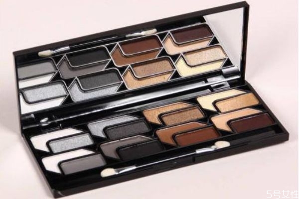 使用眼影劣質(zhì)會(huì)不會(huì)傷皮膚 用劣質(zhì)眼影的危害 使用眼影劣質(zhì)會(huì)不會(huì)傷皮膚 用劣質(zhì)眼影的危害