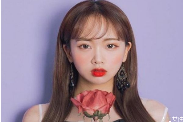 漂頭發(fā)會(huì)傷頭發(fā)嗎 漂色后染深色會(huì)掉色嗎 漂頭發(fā)會(huì)傷頭發(fā)嗎 漂色后染深色會(huì)掉色嗎