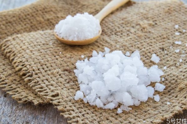 海鹽和食用鹽的區(qū)別有什么 海鹽和食用鹽的不同有哪些 海鹽和食用鹽的區(qū)別有什么 海鹽和食用鹽的不同有哪些