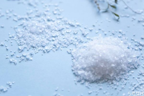 海鹽和食用鹽的區(qū)別有什么 海鹽和食用鹽的不同有哪些 海鹽和食用鹽的區(qū)別有什么 海鹽和食用鹽的不同有哪些