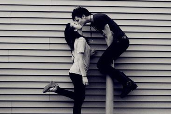 怎樣讓女生牽掛你 讓女生牽掛你的方法 怎樣讓女生牽掛你 讓女生牽掛你的方法