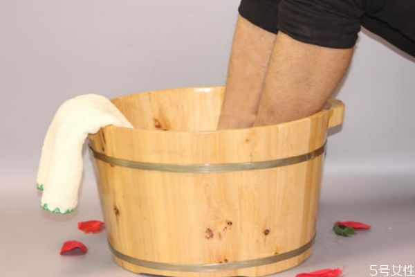 有什么泡腳可以去濕氣 去濕氣應(yīng)該用什么泡腳 有什么泡腳可以去濕氣 去濕氣應(yīng)該用什么泡腳