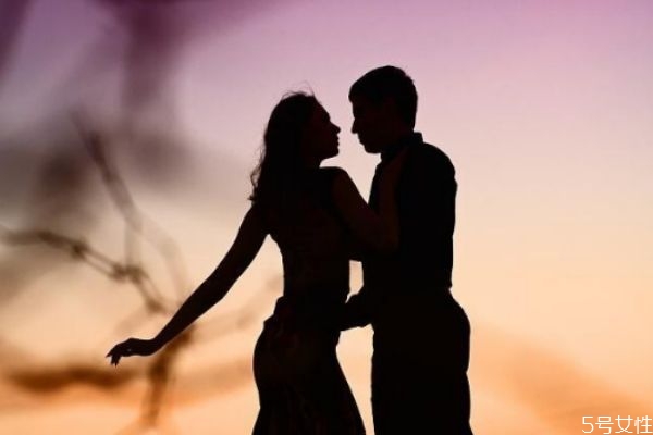 怎么結(jié)束夫妻冷戰(zhàn)分居 夫妻吵架冷戰(zhàn)多久離婚 怎么結(jié)束夫妻冷戰(zhàn)分居 夫妻吵架冷戰(zhàn)多久離婚