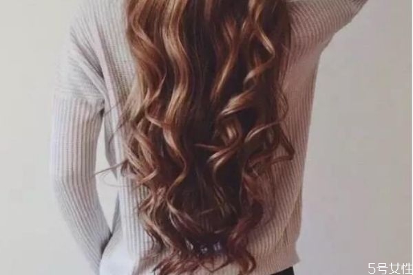 染發(fā)之前洗頭好還是不洗好 不洗頭染發(fā)好上色嗎 染發(fā)之前洗頭好還是不洗好 不洗頭染發(fā)好上色嗎