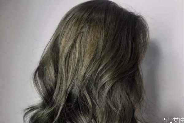 漂白的頭發(fā)還能染黑嗎 漂過的頭發(fā)染黑褪色嗎 漂白的頭發(fā)還能染黑嗎 漂過的頭發(fā)染黑褪色嗎