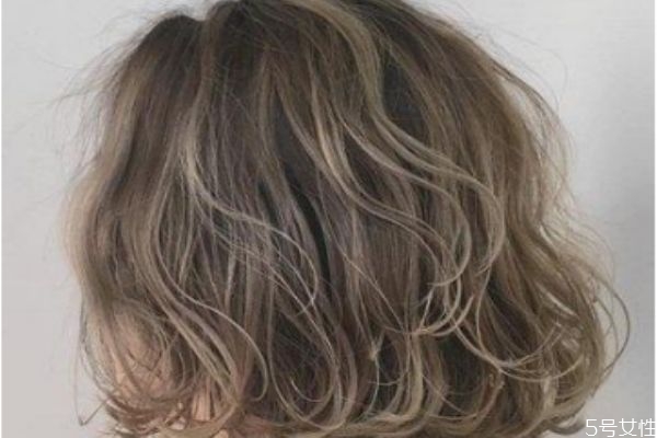 頭發(fā)細(xì)少軟適合什么發(fā)型 什么頭發(fā)適合錫紙燙 頭發(fā)細(xì)少軟適合什么發(fā)型 什么頭發(fā)適合錫紙燙