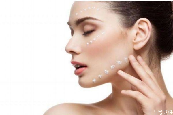 30歲女性應(yīng)該怎么護(hù)膚 30歲女性的護(hù)膚方法 30歲女性應(yīng)該怎么護(hù)膚 30歲女性的護(hù)膚方法