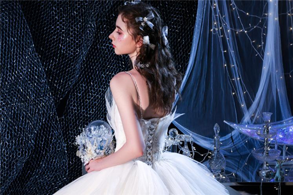 婚紗配什么發(fā)型好看 穿婚紗適合什么發(fā)型 婚紗配什么發(fā)型好看 穿婚紗適合什么發(fā)型