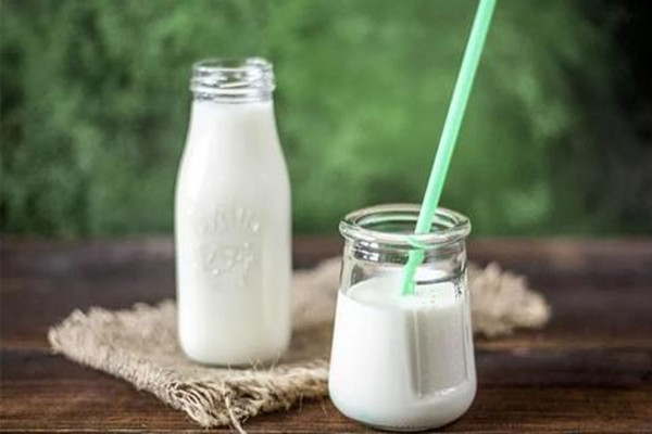 酸奶選擇脫脂的還是全脂的 酸奶脫脂和全脂哪個(gè)好 酸奶選擇脫脂的還是全脂的 酸奶脫脂和全脂哪個(gè)好