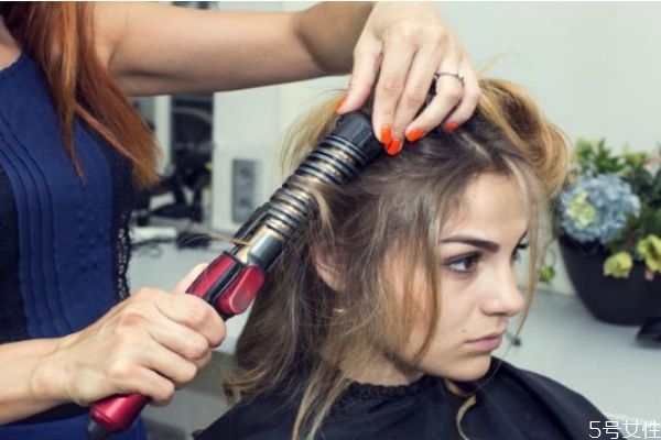 燙完頭發(fā)不卷了怎么辦 頭發(fā)燙完不卷怎么補(bǔ)救 燙完頭發(fā)不卷了怎么辦 頭發(fā)燙完不卷怎么補(bǔ)救