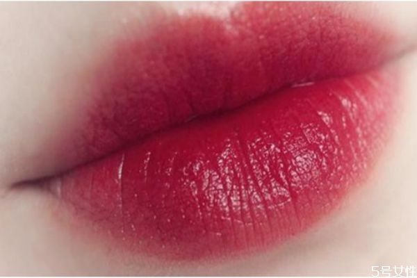 唇色暗的人適合什么口紅 唇色暗涂什么顏色口紅 唇色暗的人適合什么口紅 唇色暗涂什么顏色口紅