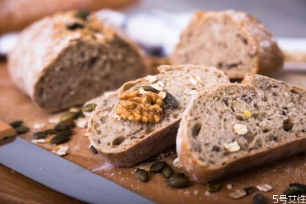 黑麥面包蛋白質(zhì)高嗎 黑麥的營養(yǎng)價值 黑麥面包蛋白質(zhì)高嗎 黑麥的營養(yǎng)價值