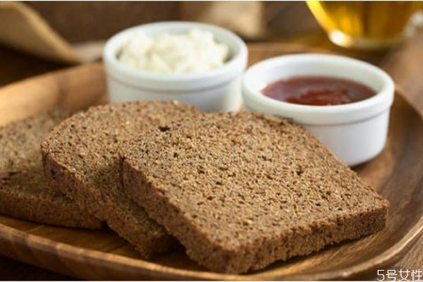 黑麥面包能放冰箱冷藏嗎 面包可以凍在冰箱里嗎 黑麥面包能放冰箱冷藏嗎 面包可以凍在冰箱里嗎