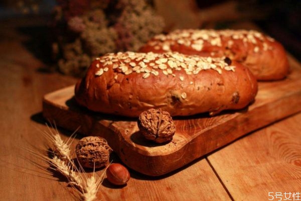 全麥面包吃多了會便秘嗎 全麥面包應(yīng)該什么時(shí)候吃 全麥面包吃多了會便秘嗎 全麥面包應(yīng)該什么時(shí)候吃