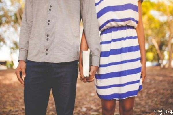 快結(jié)婚的時(shí)候不想結(jié)婚了該怎么辦 婚前焦慮是因?yàn)椴粣?ài)嗎