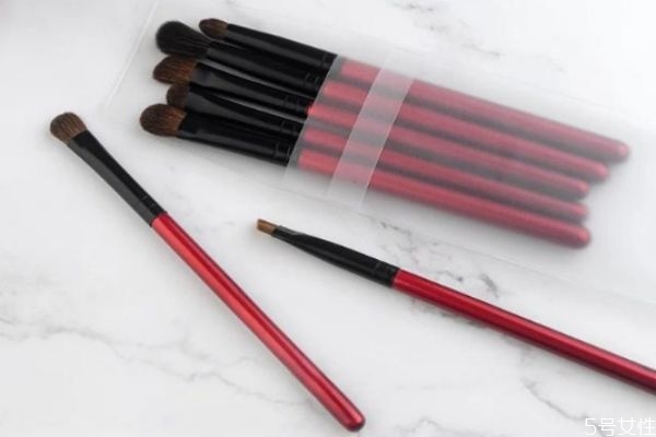 眼影刷要如何清潔 眼影刷用完要洗嗎 眼影刷要如何清潔 眼影刷用完要洗嗎