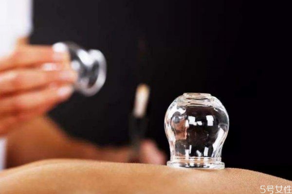 拔罐出水泡怎么回事 為什么拔罐會出水泡 拔罐出水泡怎么回事 為什么拔罐會出水泡