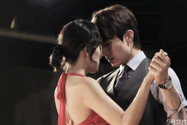 如何正確看待姐弟戀 正確看待姐弟戀的方法 如何正確看待姐弟戀 正確看待姐弟戀的方法