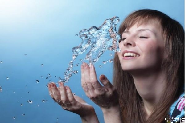 洗面奶打出泡沫有哪些技巧 洗面奶不出泡沫正常嗎 洗面奶打出泡沫有哪些技巧 洗面奶不出泡沫正常嗎