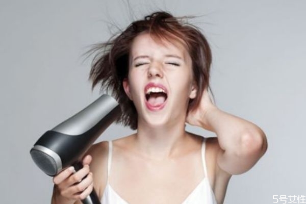 怎么用吹風(fēng)機吹卷發(fā) 吹風(fēng)機怎么吹發(fā)型 怎么用吹風(fēng)機吹卷發(fā) 吹風(fēng)機怎么吹發(fā)型