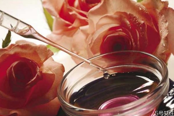 玫瑰精油用在臉上的使用方法 玫瑰精油怎么用在臉上 玫瑰精油用在臉上的使用方法 玫瑰精油怎么用在臉上