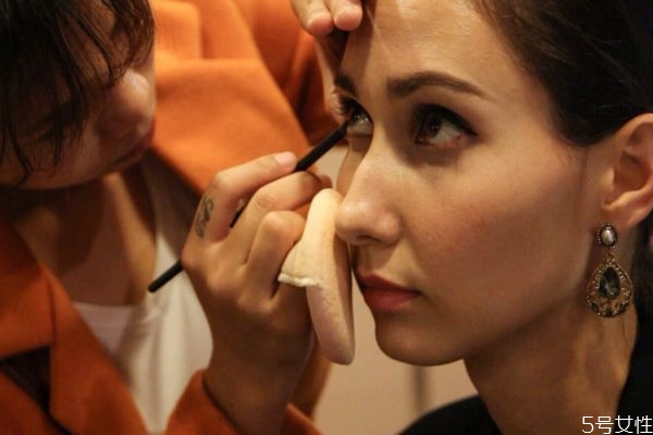 快速補(bǔ)妝的步驟有什么 什么是快速補(bǔ)妝的步驟 快速補(bǔ)妝的步驟有什么 什么是快速補(bǔ)妝的步驟