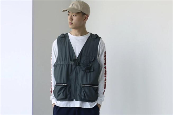 男生穿什么馬甲好看 男生馬甲流行什么款式 男生穿什么馬甲好看 男生馬甲流行什么款式