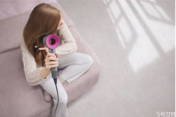 頭發(fā)打薄從發(fā)根打還是發(fā)梢打 頭發(fā)打薄從哪個(gè)位置開(kāi)始打 頭發(fā)打薄從發(fā)根打還是發(fā)梢打 頭發(fā)打薄從哪個(gè)位置開(kāi)始打