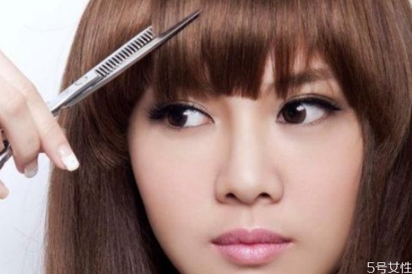 打薄頭發(fā)傷發(fā)嗎 頭發(fā)打薄的壞處 打薄頭發(fā)傷發(fā)嗎 頭發(fā)打薄的壞處