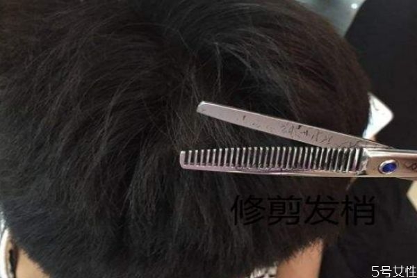 打薄頭發(fā)傷發(fā)嗎 頭發(fā)打薄的壞處 打薄頭發(fā)傷發(fā)嗎 頭發(fā)打薄的壞處