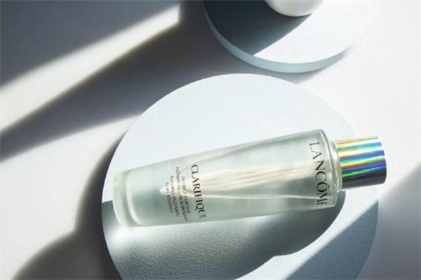 蘭蔻極光水和小黑瓶哪個(gè)先用 蘭蔻極光水和小黑瓶的區(qū)別 蘭蔻極光水和小黑瓶哪個(gè)先用 蘭蔻極光水和小黑瓶的區(qū)別