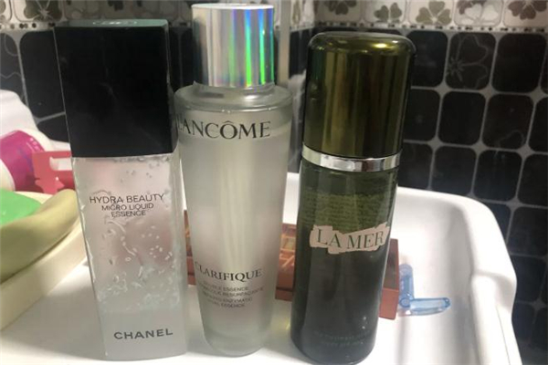 蘭蔻極光水和小黑瓶哪個(gè)先用 蘭蔻極光水和小黑瓶的區(qū)別 蘭蔻極光水和小黑瓶哪個(gè)先用 蘭蔻極光水和小黑瓶的區(qū)別