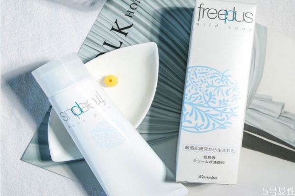 油性干燥皮膚用什么洗面奶 皮膚干燥有油用什么好 油性干燥皮膚用什么洗面奶 皮膚干燥有油用什么好