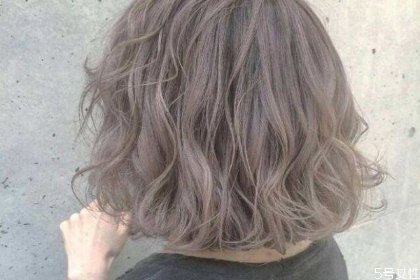 漂完發(fā)能用洗發(fā)水洗嗎 頭發(fā)很油可以染發(fā)嗎 漂完發(fā)能用洗發(fā)水洗嗎 頭發(fā)很油可以染發(fā)嗎