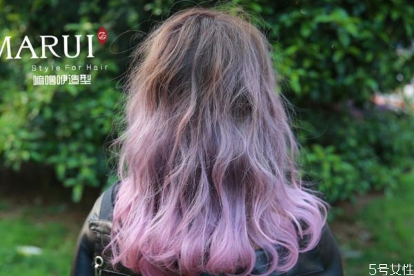 漂完發(fā)能用洗發(fā)水洗嗎 頭發(fā)很油可以染發(fā)嗎 漂完發(fā)能用洗發(fā)水洗嗎 頭發(fā)很油可以染發(fā)嗎