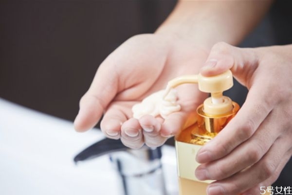 精油和彈力素的使用順序 什么時候抹彈力素和精油 精油和彈力素的使用順序 什么時候抹彈力素和精油